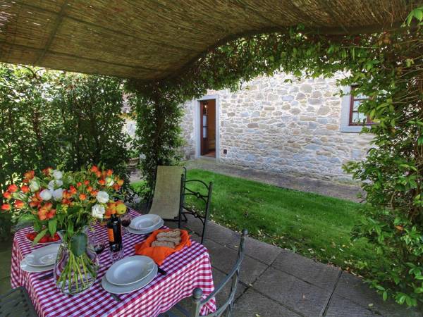 Cozy Farmhouse in Cortona with Swimming Pool