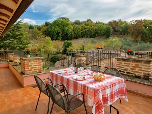 Gorgeous Farmhouse in Città della Pieve near Forest