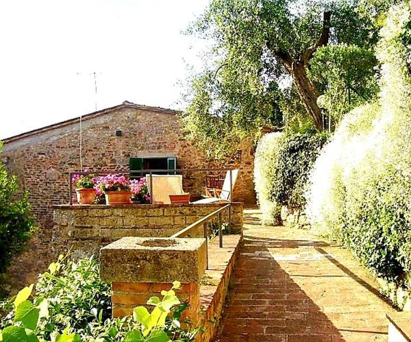 La Terrazza elegant Tuscan stone house with garden and terrace in Cetona