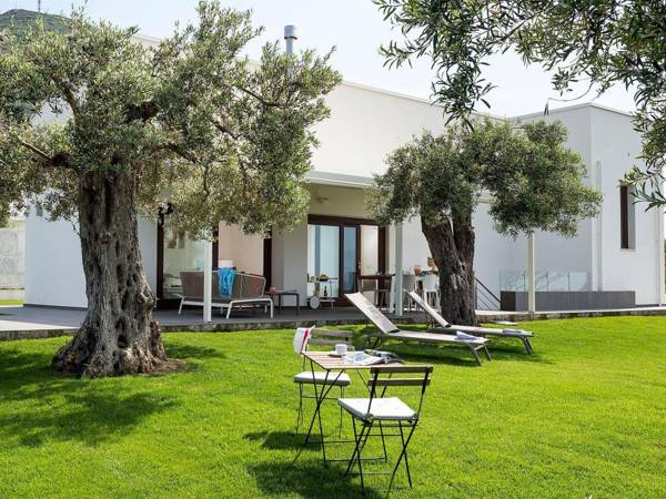 Elegant house in Cefalù only 100m from the sea with stunning views and garden!