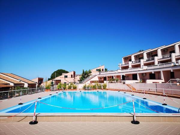 Kefalure terraced house in residence with swimming pool