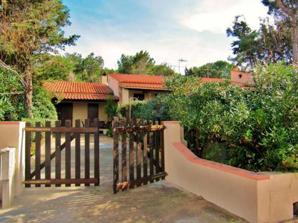 2 bedrooms house at Punta Tramontana 200 m away from the beach with sea view and enclosed garden