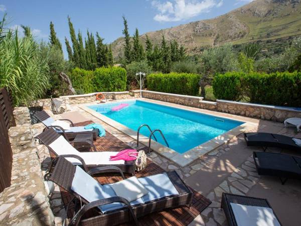 Stunning Villa in Contrada Sarmuci with Pool