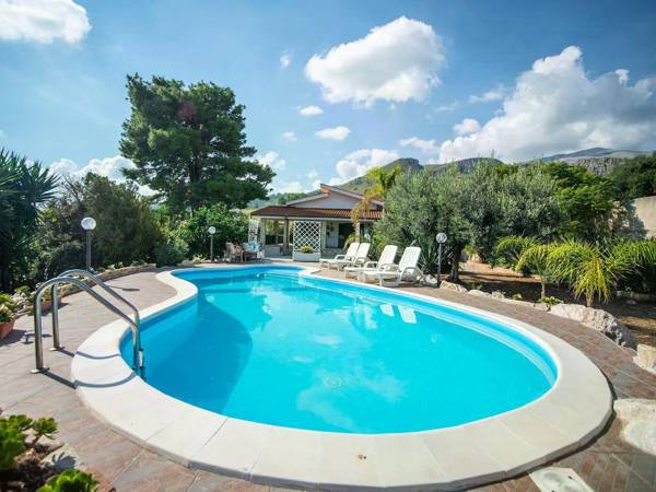 Villa with annex only 150m from the sea but also with private pool!