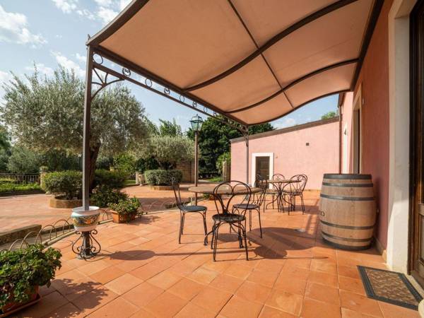 Charming Holiday Home in Carlentini with Pool & Tennis Court