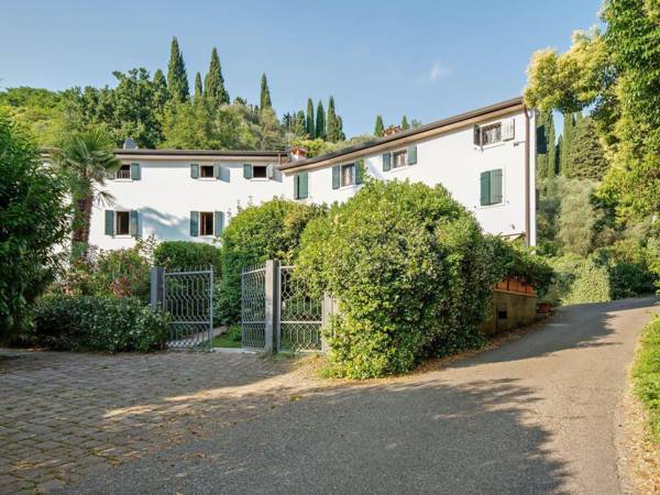 Fabulous Mansion in Pesina Spezie near Lake