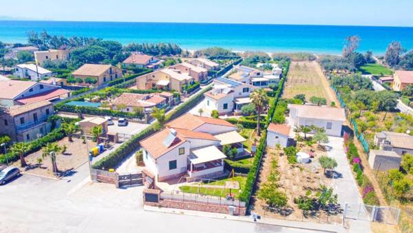 Case Vacanze Mare Nostrum villas in front of the Beach with pool - Pool is open!