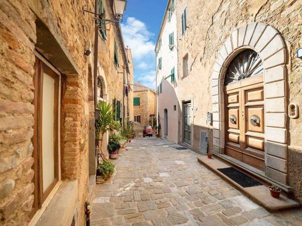 Charming Apartment in Campiglia Marittima near Seabeach