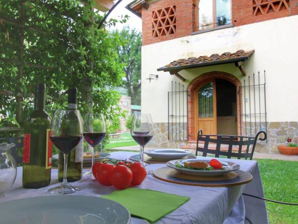 Lush Farmhouse in the heart of Tuscany with Swimming Pool