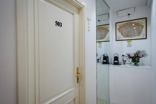 Residenza Due Torri check in presso HOTEL CENTRALE Vicolo Cattani 7