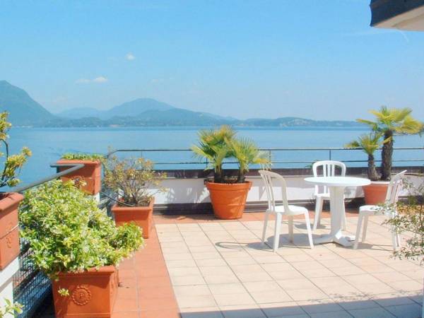 In the heart of Baveno within walking distance of the lake!