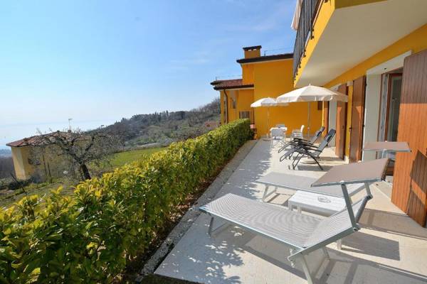 Red Apartment in Marciaga di Costermano