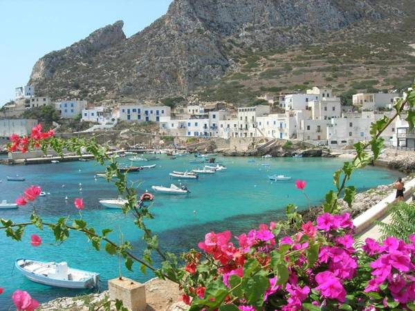 La stanza vicino al mare una camera da letto e bagno con balcone vista mare