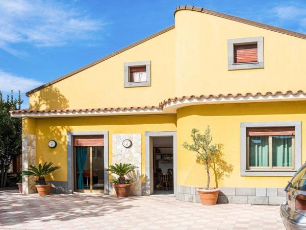 Sun kissed Holiday Home in Agnone near Beach