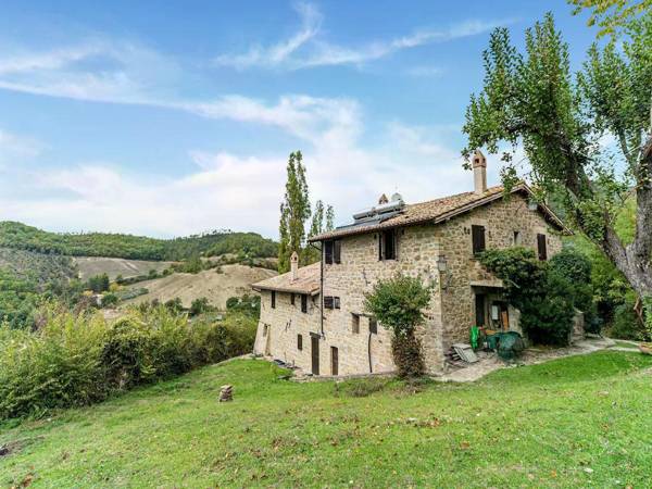 Valley-View Apartment in Assisi with Swimming Pool