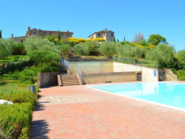 Apartment with 2 pools in the village of Asciano in the hills of Siena