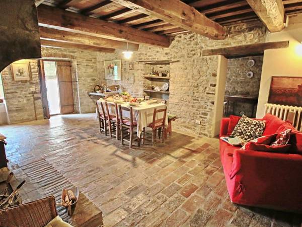 Farmhouse with pool in the hills beautiful views in the truffle area