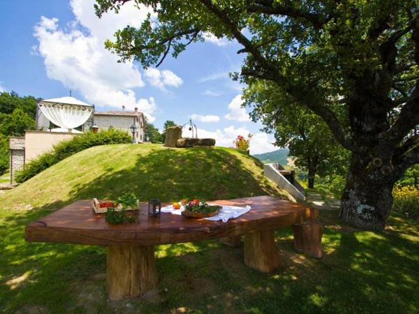 Lovely Villa in Apecchio with Swimming Pool