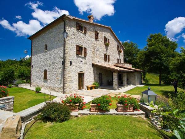 Lovely Villa in Apecchio with Swimming Pool