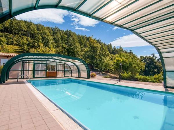 Agriturismo in the Appenines with covered swimming pool and jacuzzi