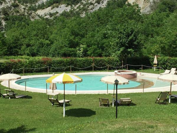 Magnificent Mansion in Apecchio with Swimming Pool