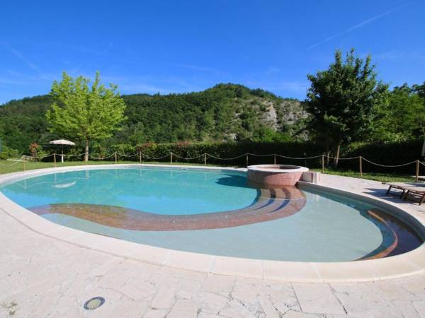 Magnificent Mansion in Apecchio with Swimming Pool