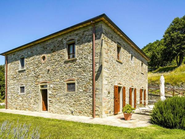 Apartment in a holiday home in Anghiari with a view of the hills