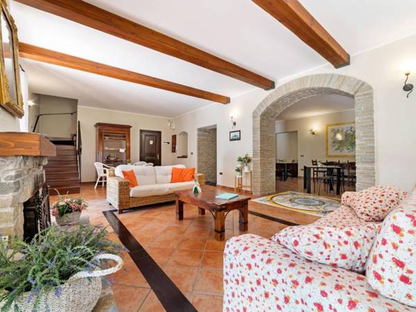 Restful Villa in Albanella with Swimming Pool and hot tub