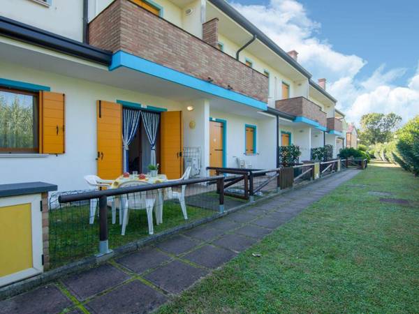 Cosy Holiday Home in Rosolina with Outdoor Pool