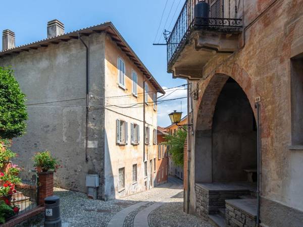 Contemporary Apartment in Cannero Riviera Italy with balcony