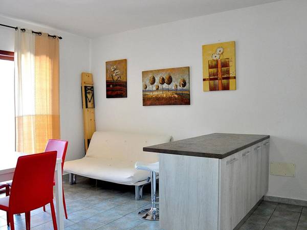 Inviting Holiday Home in Loiri with Swimming Pool near Sea