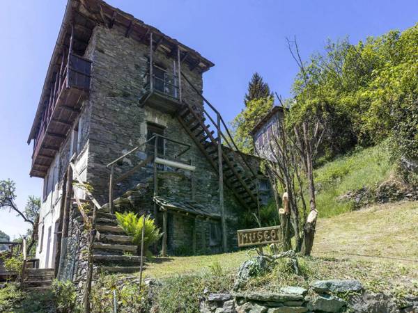 Heavenly Holiday Home in Carcente with Balcony