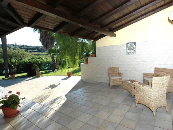 Holiday home with private pool only 500m from the beach