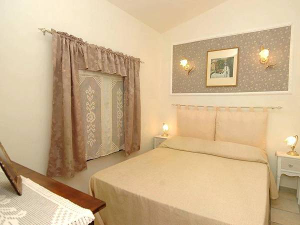 Holiday home with private pool only 500m from the beach