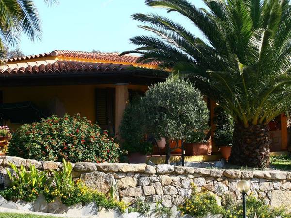 House with swimming pool  in 3 hectares of Mediterranean scrub and fruit trees.
