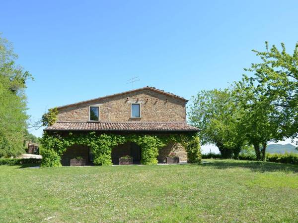 Stone house in the green rolling hills of the Apennines with garden.