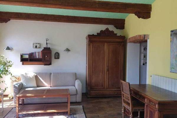 Apartment in small residence with swimming pool surrounded by green hills