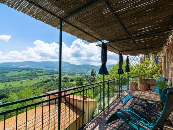 Cozy Holiday Home in Montecastelli Pisano with Balcony