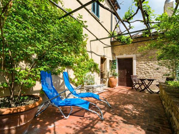 Vintage Holiday Home in Montecastelli Pisano with Terrace