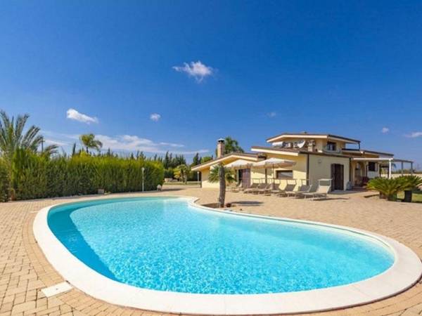 Inviting Holiday Home in Melissano with Swimming Pool