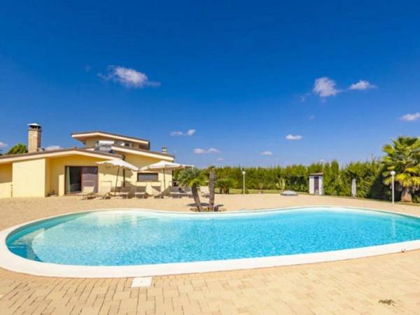 Inviting Holiday Home in Melissano with Swimming Pool