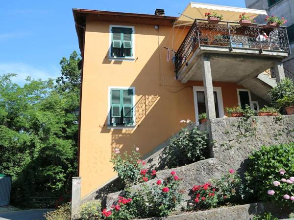Hilltop Holiday Home in Sesta Godano with Balcony & Parking