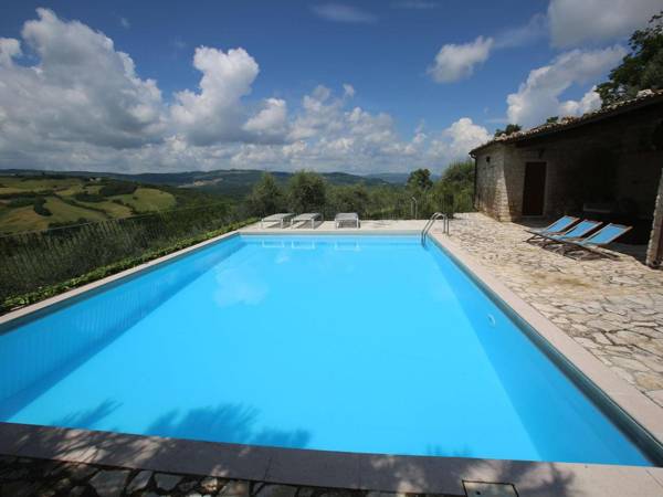 House with pool garden and wifi in medieval village with panoramic views.