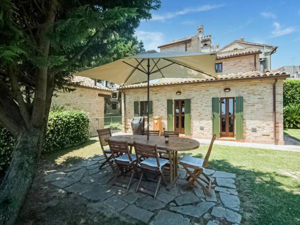 Stunning Apartment in Mombaroccio near Metauro River