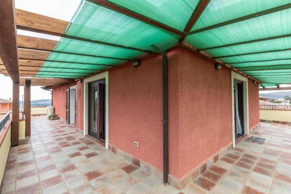 Attico con vista collinare