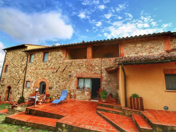 Chaming Farmhouse in Tuscany with Swimming Pool