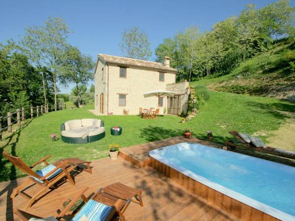 Charming Villa in Monte San Martino with Swimming Pool