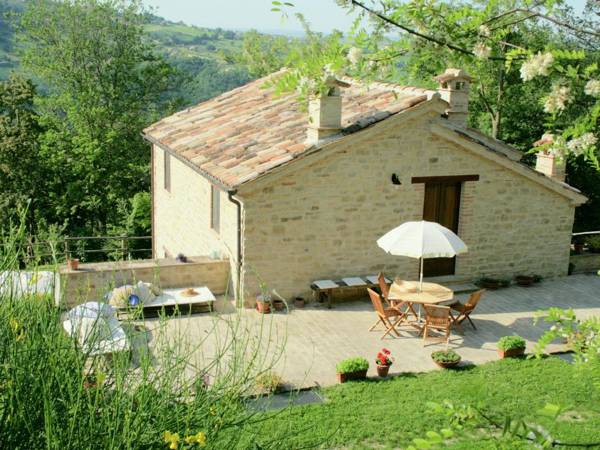 Charming Villa in Monte San Martino with Swimming Pool