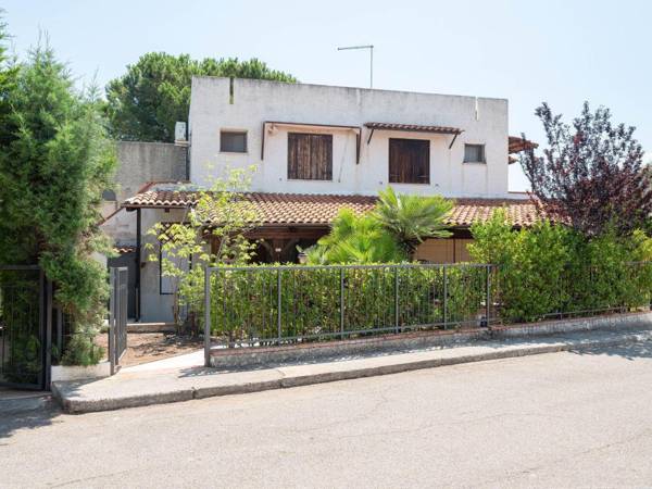 Traditional Holiday Home in Roseto Capo Spulico with Garden