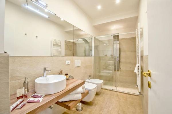 MICHELLE IN VENICE Charming Houses